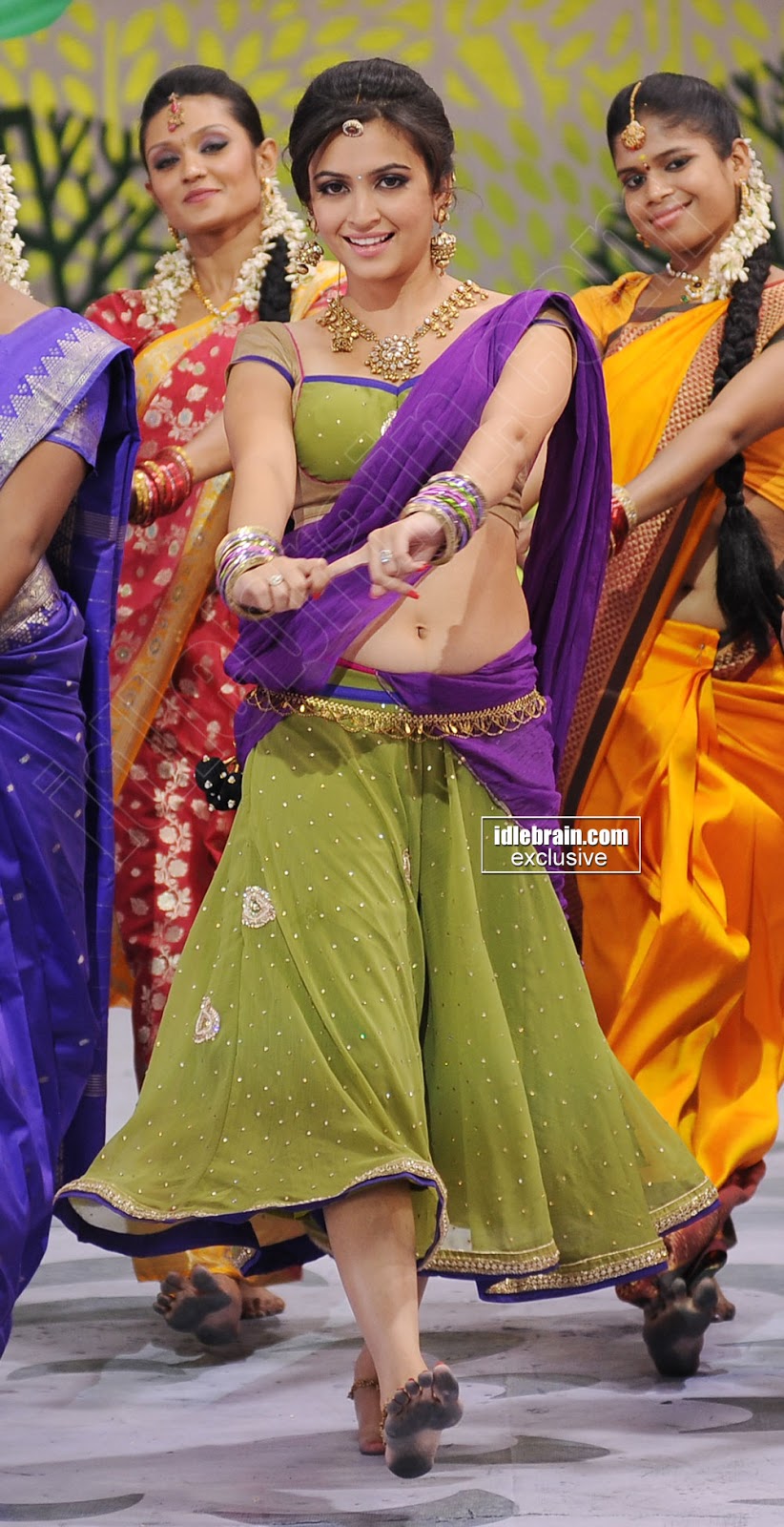 Only Actress Kriti Kharbanda Hot Navel Show Photos In Green Saree Ongalo Gitta Movie
