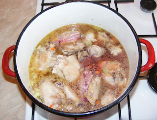 retete de iepure, preparate din iepure, retete cu carne de iepure, preparare iepure in sos de rosii si vin, retete culinare, iepure gatit, 