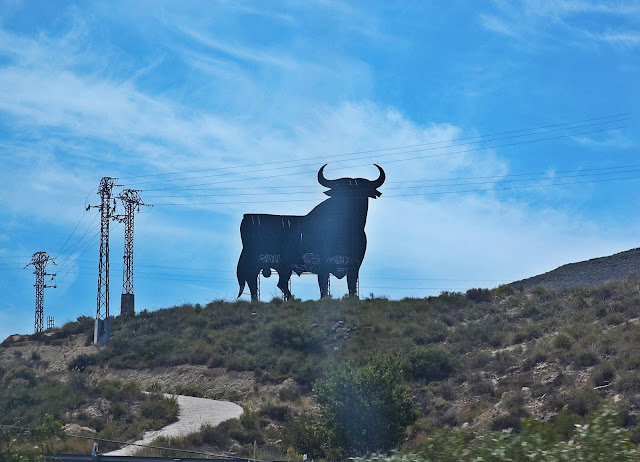 Znak byka na trasie z Alicante do Benidrom