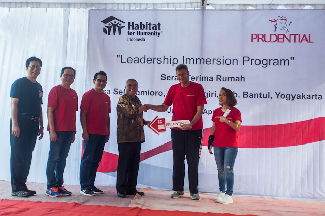 Sehari Menjadi Tukang Bangunan Bersama Prudential Indonesia