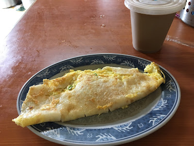 小山東自製蛋餅皮相當美味，比起一般連鎖早餐店的冷凍餅皮，口感更是柔軟，淋上些許醬油就讓人感到滿足，是在地相當受歡迎的早餐店。