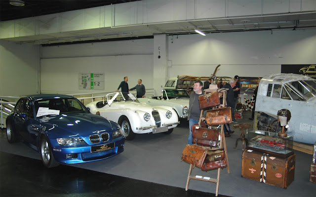 Blauer BMW und weißer Jaguar neben Koffern auf de Retro Classics Cologne