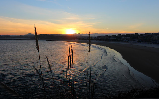 Amanecer en la playa de la Concha en Suances