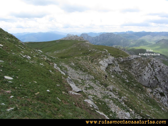 Ruta Peña Cerreos y Ubiña Pequeña: Nidos de ametralladora en  Peña Cerreos