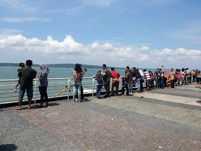 memandang kapal di laut dari atas Surabaya North Quay
