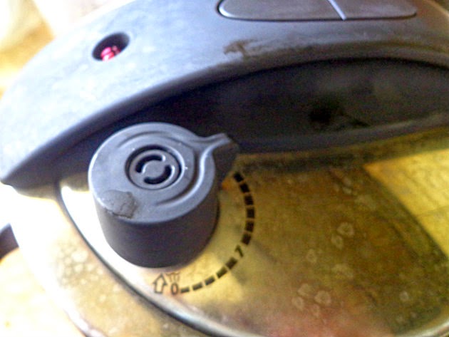 Close the pan with the pressure cooker lid 