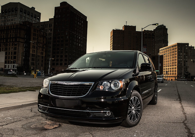 Town & Country 2015 Chrysler Town & Country S black
