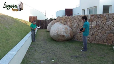 Bizzarri, da Bizzarri Pedras, visitando uma obra em condomínio em Atibaia-SP onde estamos fazendo as construções com pedras, o muro de pedra moledo tipo duas faces como os caminhos de pedra no jardim, estamos estudando e imaginando fazer o caminho com pedra cacão de pedra Carranca com junta de grama. 11 de maio de 2017.