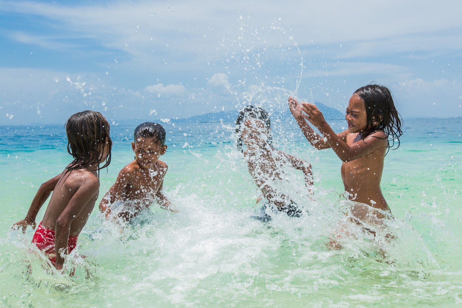 Какой купается на пляже. Племя Баджо. Морские цыгане Баджо. Морские цыгане острова Борнео. Дети на море.