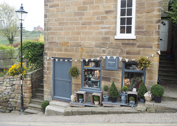 Travel Guide to Whitby robin hoods bay houses