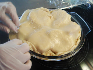Recogemos los bordes de la masa hacia dentro preparación de la tarta Tatin