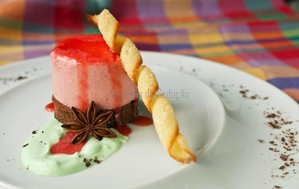 Bavaroise de Morango com Coulis de Morango e Espuma de Menta