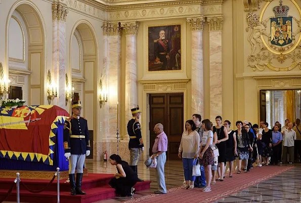 Hundreds of mourners have paid respect to the late Queen Anne of Romania, lying in state at the Royal Palace now the Art Museum of Romania, in Bucharest