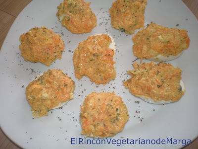 Huevos rellenos de zanahoria, champiñones y cebolla