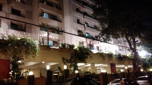 LG G2: outdoor, night, no flash Perbandingan Hasil Kamera Lumia 925 vs. LG G2