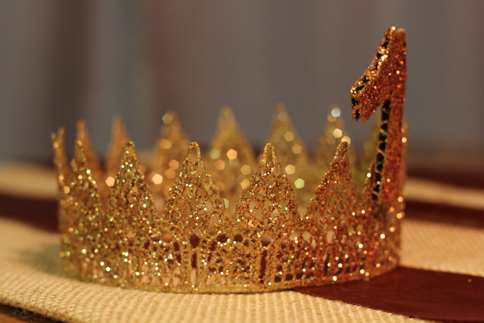Simply Lost: Glitter Crowns from Lace