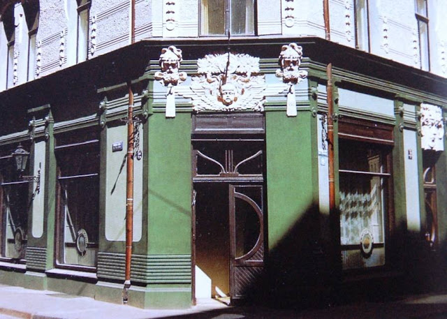 1980-е годы. Вход в пирожковую с улицы Алдару