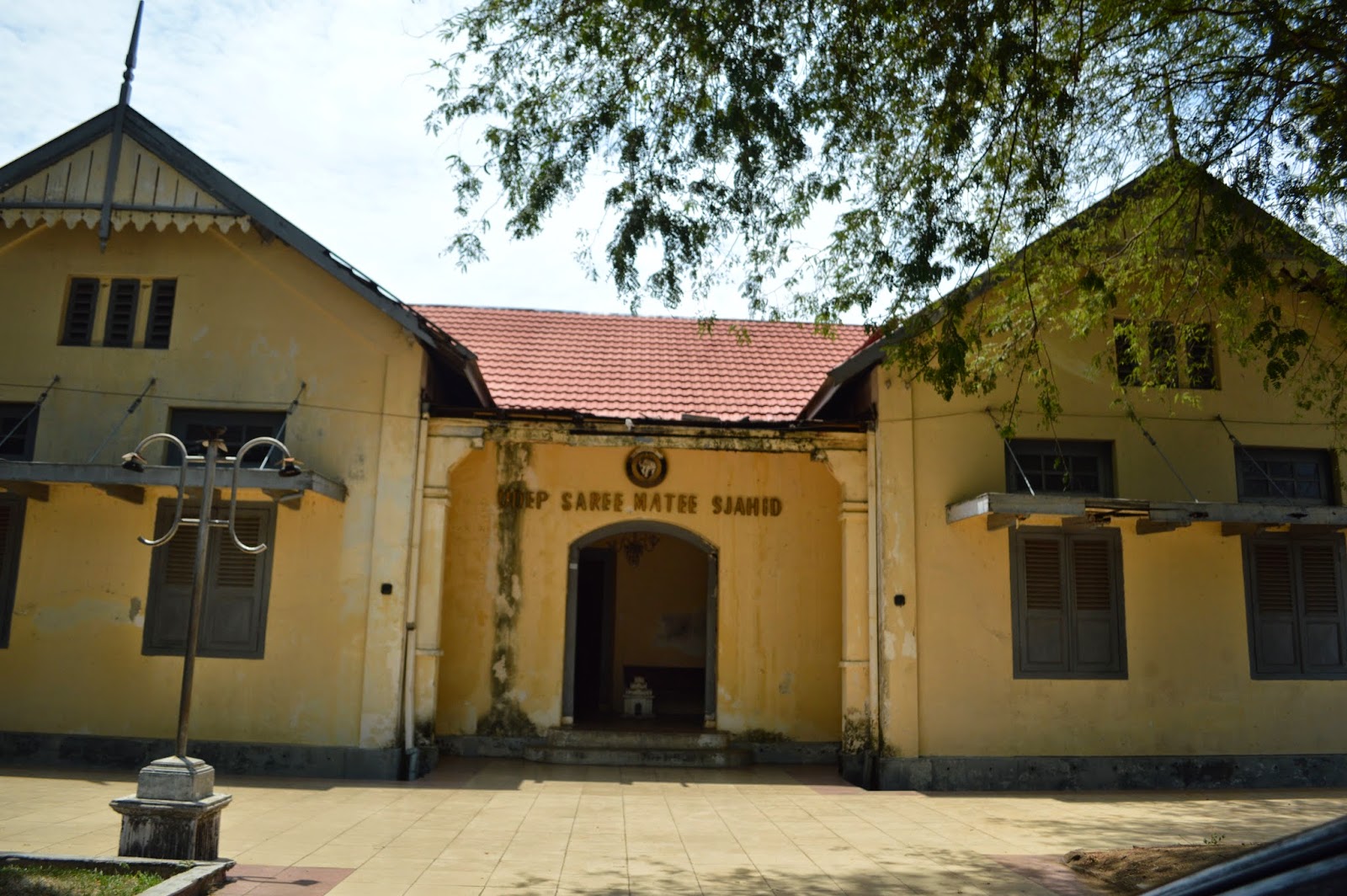 Sang Pusaka Merah Putih, Pertama berkibar di Gedung Tua Ini.