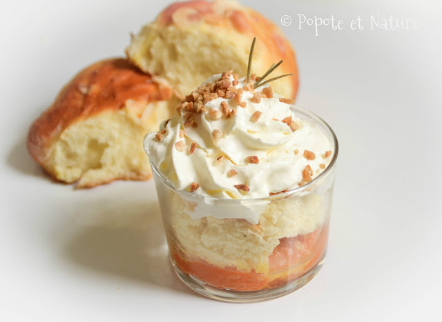 Verrines aux abricots poêlés au miel et au romarin, brioche maison et chantilly © Popote et Nature Verrines aux abricots poêlés au miel et au romarin, brioche maison et chantilly