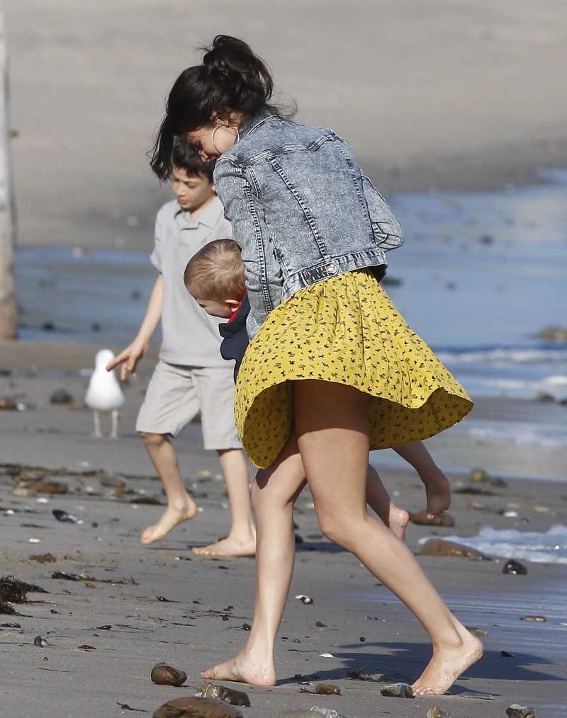 Selena Gomez Upskirt Pink Panty Moment In Malibu Celebrity Scandal