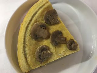 Strati di funghi, béchamel e fontina in una crosta di polenta