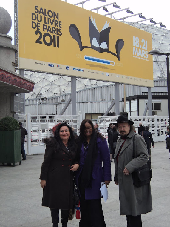 Em frente ao Salão do Livro em Paris