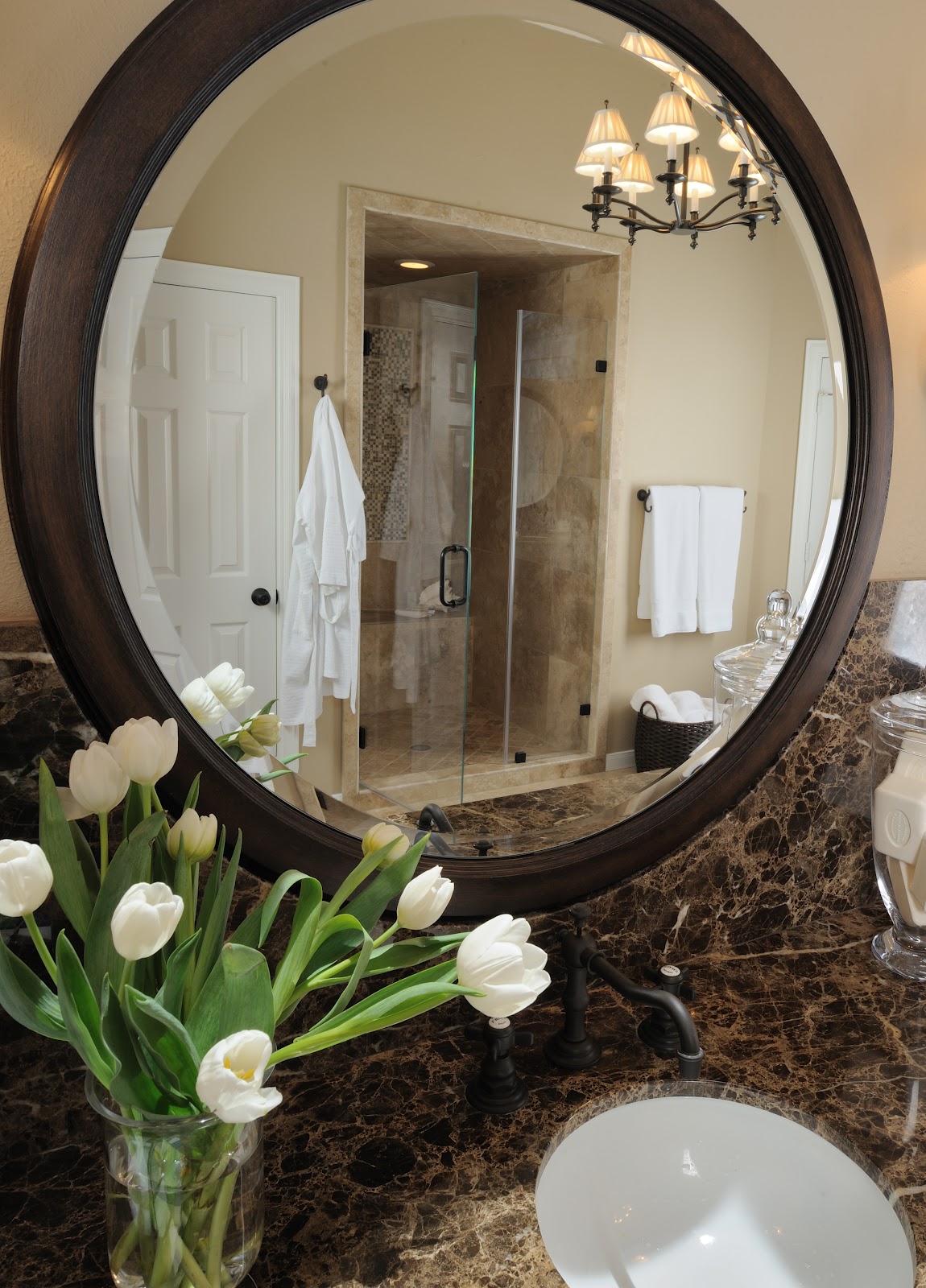 Зеркало в квартире купить. Красивые зеркала. Зеркало в комнату. Красивые большие зеркала. Зеркало для ванной комнаты.