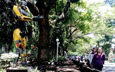 Patung Robocop dan Transformer menghiasi taman di sisi Jalan Urip Sumoharjo Robocop dan Transformer Hadang Pejalan Kaki
