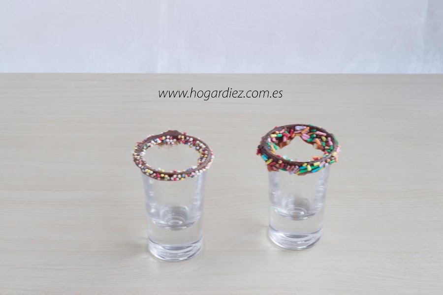 Cómo decorar vasos con chocolate
