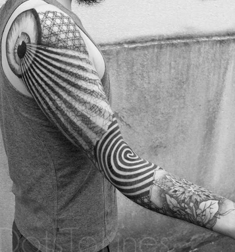 Bela manga tatuagem no projeto abstrato. O projeto é cheio de pontos e espirais para criar esta quase hipnotizante efeito proveniente do olho para a imagem final no pulso.