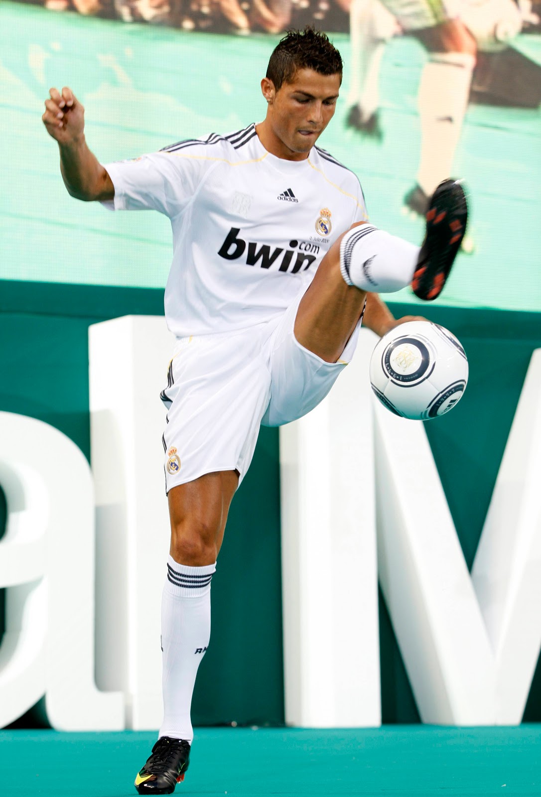 http://2.bp.blogspot.com/-Kkj1RqyDnSQ/TwQX32pvEKI/AAAAAAAAIZw/U16YZMO57lY/s1600/Cristiano+Ronaldo++19.jpg