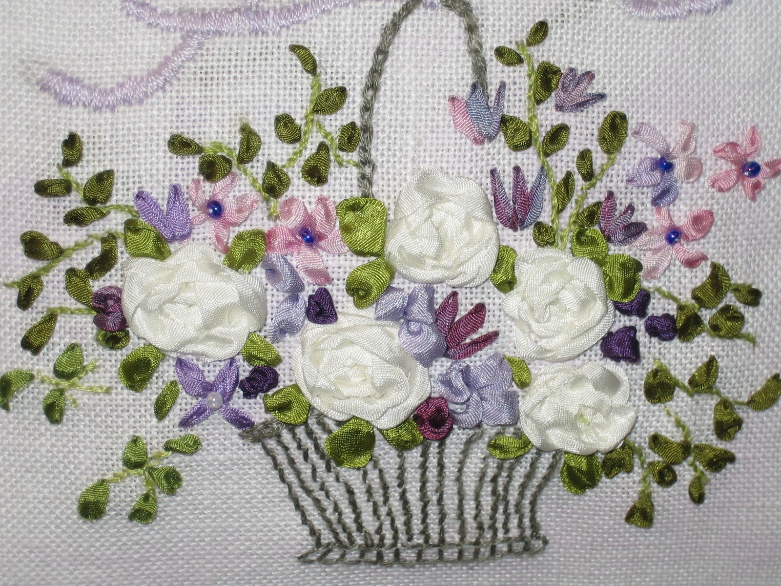 Broderie encadrée rose fushia cadre en bois doré oval | Ma Cabane Vintage