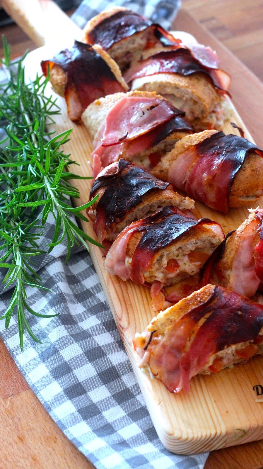 Baguetes Recheadas com Queijo e Tomate e Cobertas com Bacon Primor