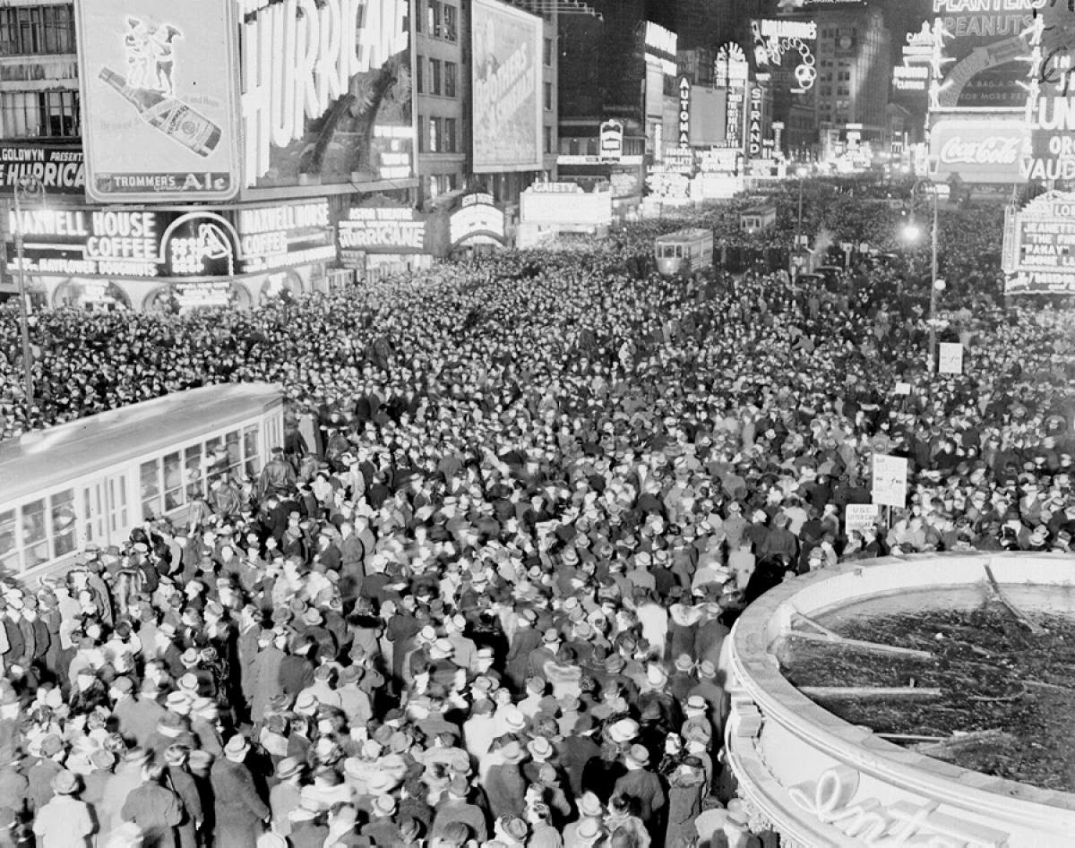 Old Photographs of New Year's Eve Celebrations in Times Square Vintage Everyday Old Photographs of New Year's Eve Celebrations in Times Square Vintage Everyday