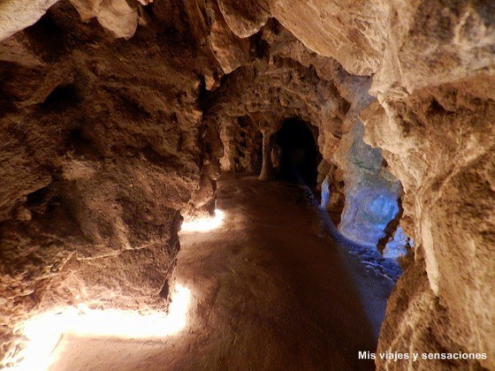 Subterráneos y cuevas de la gruta del Oriente y el lago de la cascada, Quinta da Regaleira, Sintra