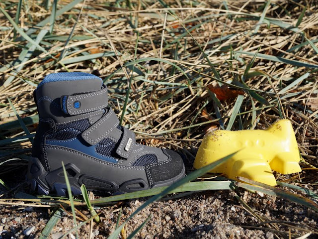 Spielen am Strand in neuen Herbst- und Winterschuhen (+ Verlosung). Hier zeige ich Euch z.B. robuste Winterboots für Jungen mit Elefanten-Tex-Ausstattung, die zugleich atmungsaktiv und wasserdicht sind.