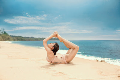 Phương trinh tập yoga trên bãi biễn  