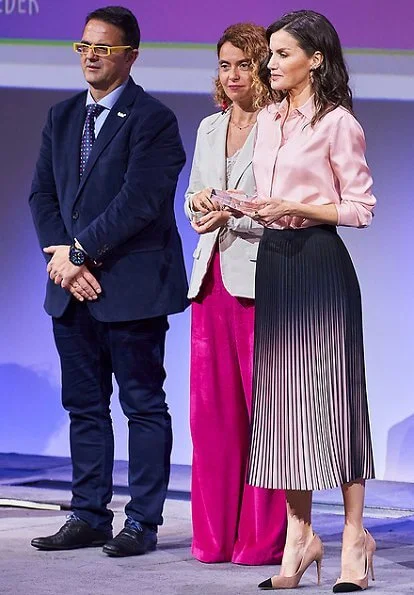 Queen Letizia wore a new contrast-pleat midi skirt by Reiss London, and she wore Steve Madden Kvinna Dalia pumps