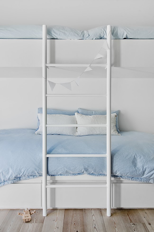 Decoración Fácil: UNA CASA EN LA PLAYA EN BLANCO, MADERA NATURAL Y