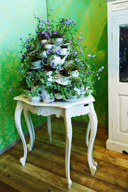 Mesa antiga com decoração de flores