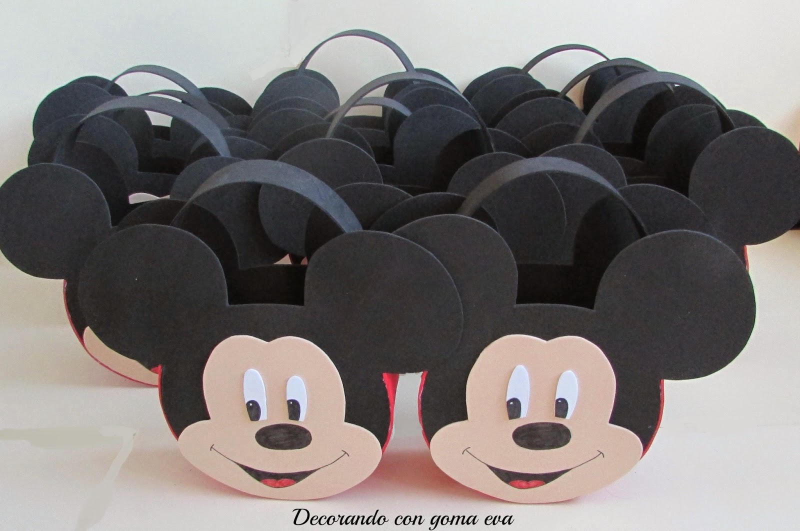 Decorando con goma eva Cestas de cumpleaños de Minnie y Mickey Mouse