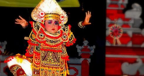 PENGERTIAN TARI TUNGGAL | Fungsi Tata Rias & Busana Tari