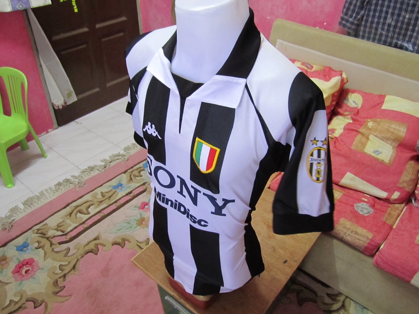 BundleWalla Vintage Juventus Home Jersey 1997 SOLD