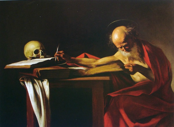 Obra de arte mostrando São Jerônimo, que usa um manto vermelho e tem uma pena de escrever em sua mão direita, trabalhando na tradução das Sagradas Escrituras, sobre as quais usa um crânio humano como peso de papel