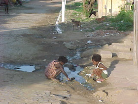 Cerca de 2,4 bilhões de pessoas no mundo não têm acesso a saneamento básico.