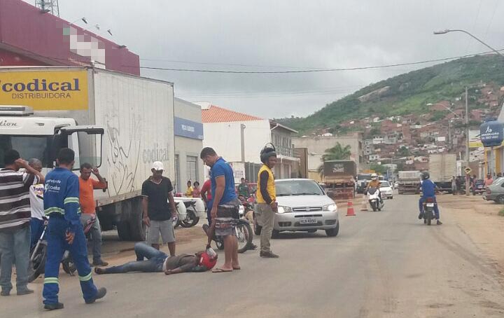 Jacobina: Motociclista sofre queda ao tentar desviar de cachorro na Av. Raimundo Xavier Menezes