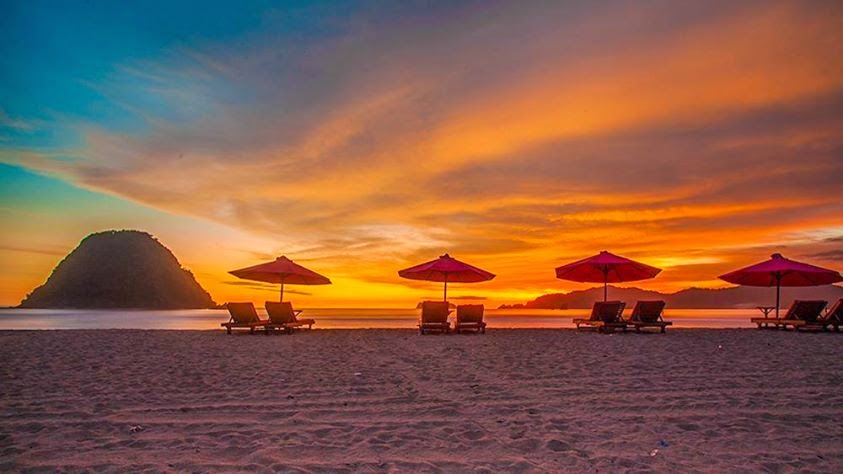 Pantai Pulau Merah yang dekat dengan Pantai Plengkung  Best Place to visit in Bali Island: Red Beach Island (Banyuwangi, Indonesia)