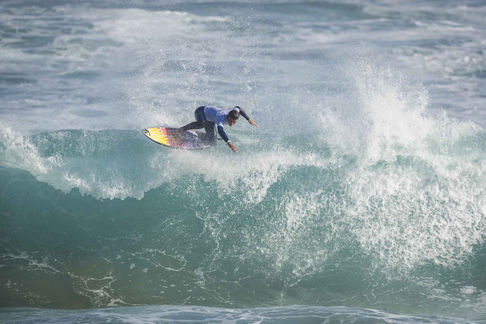 En condiciones muy complicadas, con olas de entre metro y metro y dos metros continuó ayer la segunda jornada del Cabreiroá Pro Zarautz, Basque Country presented by Oakley, prueba 1.500 del Qualifing Series.