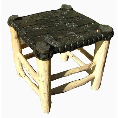 كرسي مصنوع من الخشب و إطار قديم