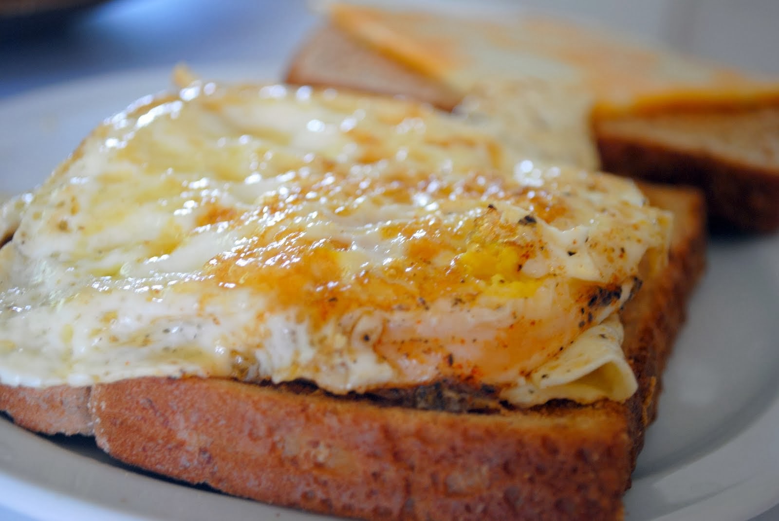 Тостовый хлеб с яйцом. Сэндвич с омлетом. Бутерброд с омлетом. Бутерброд с яичницей. Бутерброд с жареным яйцом.